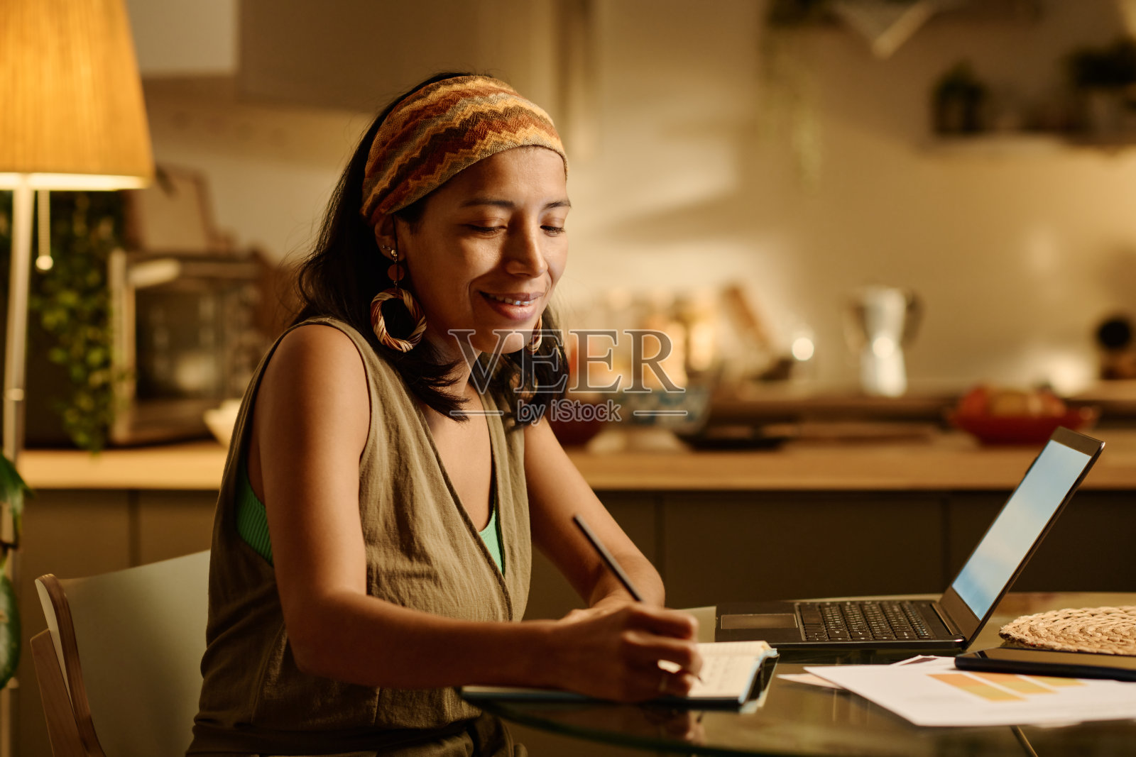 快乐的女学生在做笔记照片摄影图片