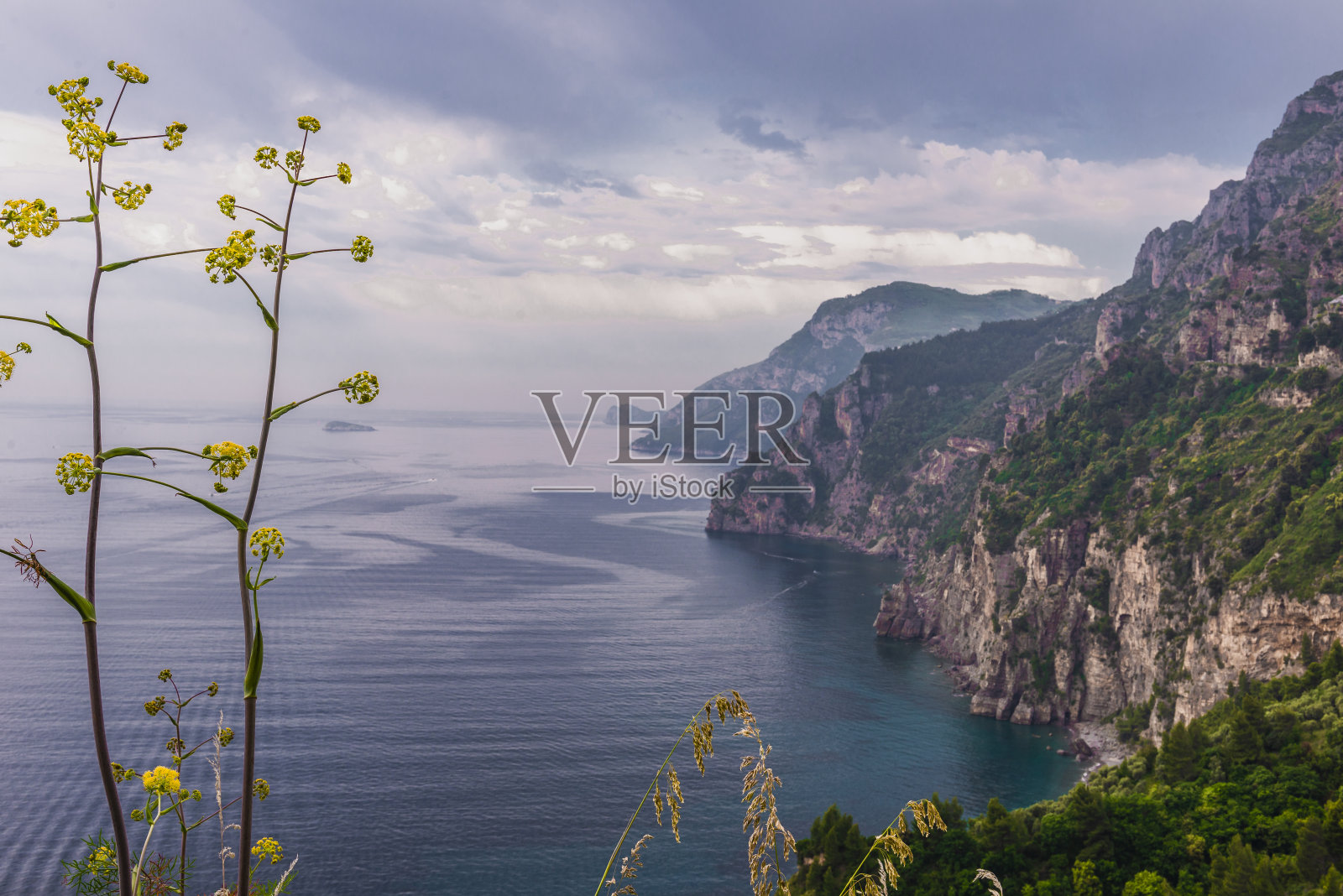 通往意大利阿马尔菲海岸波西塔诺的道路照片摄影图片