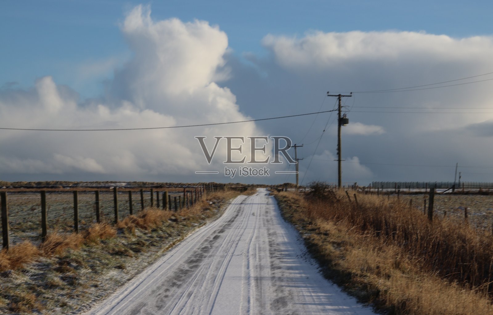 下雪的乡村道路照片摄影图片