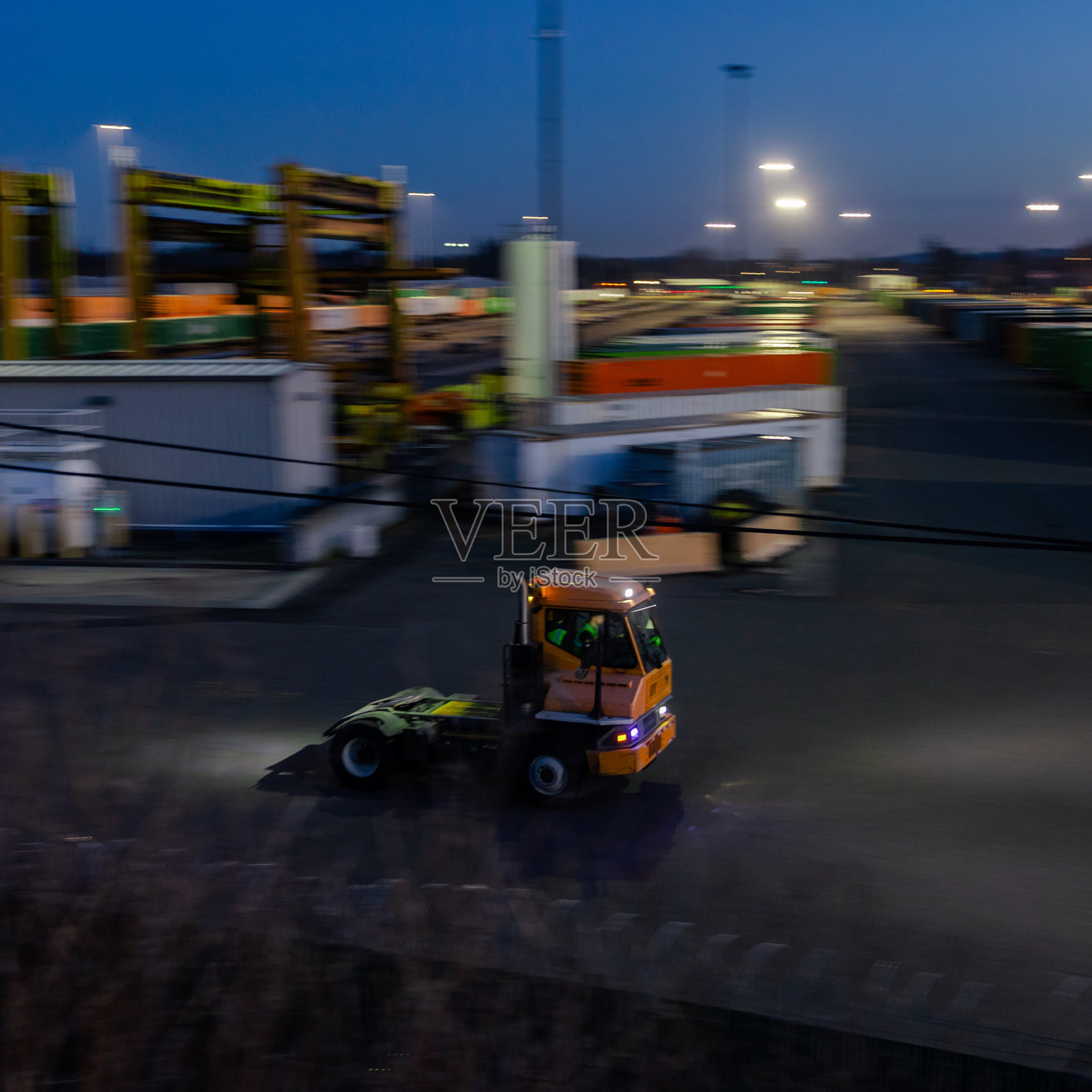 黄昏时分的货物运输和海运集装箱照片摄影图片