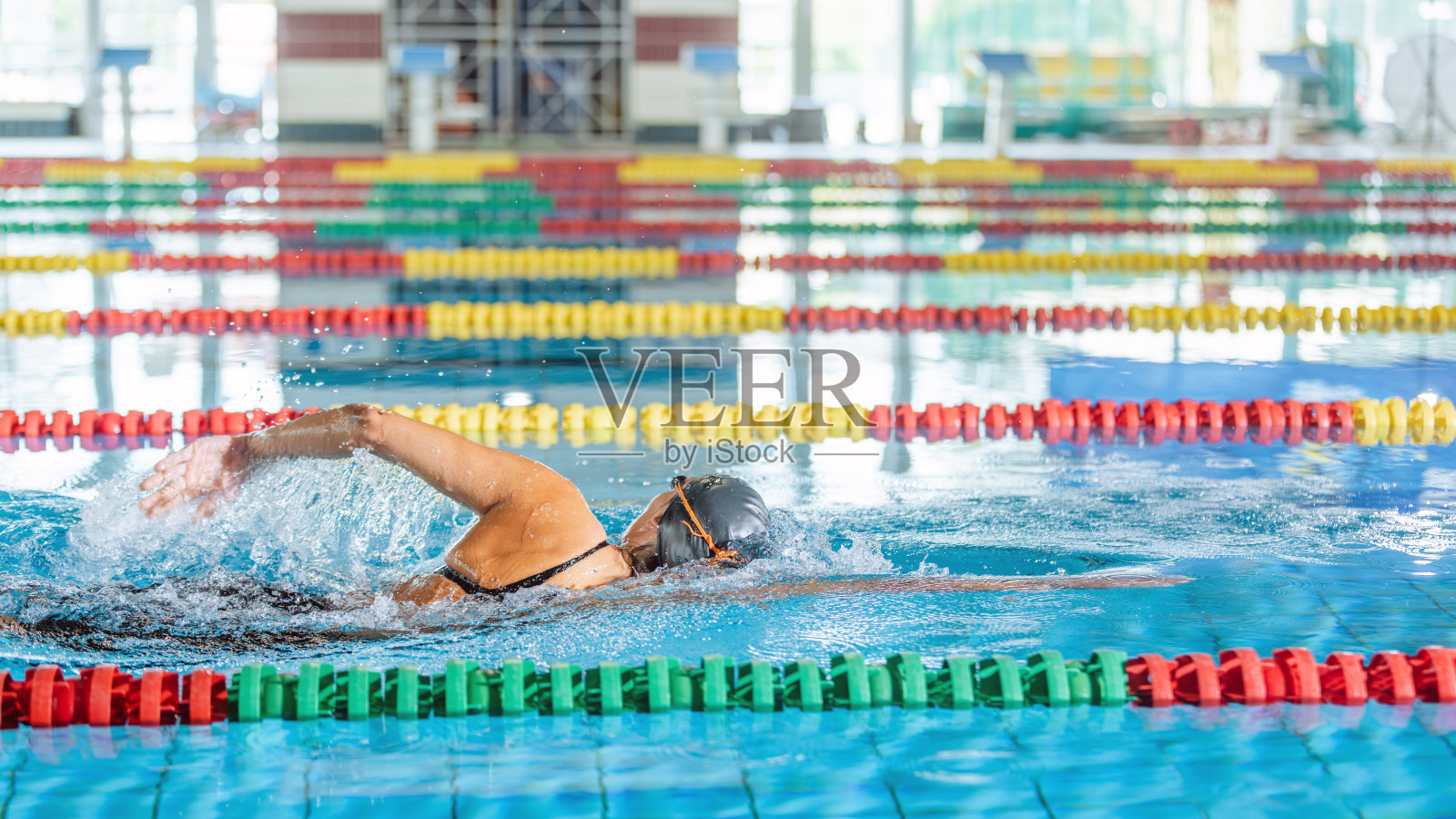 职业女游泳运动员游自由泳照片摄影图片