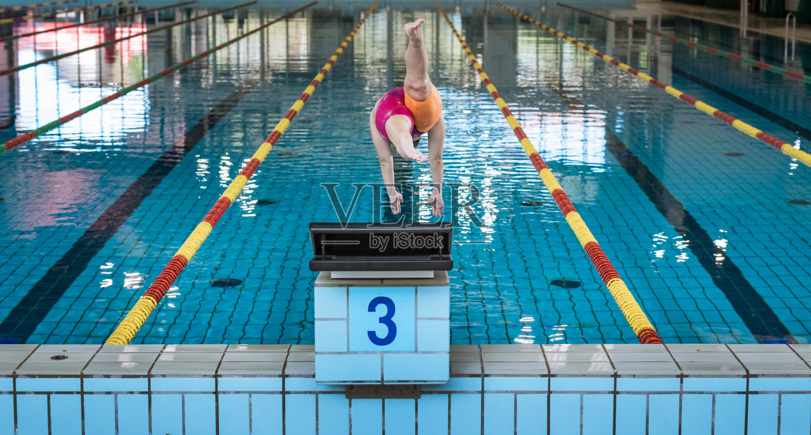女运动员准备起跳跳入泳池照片摄影图片
