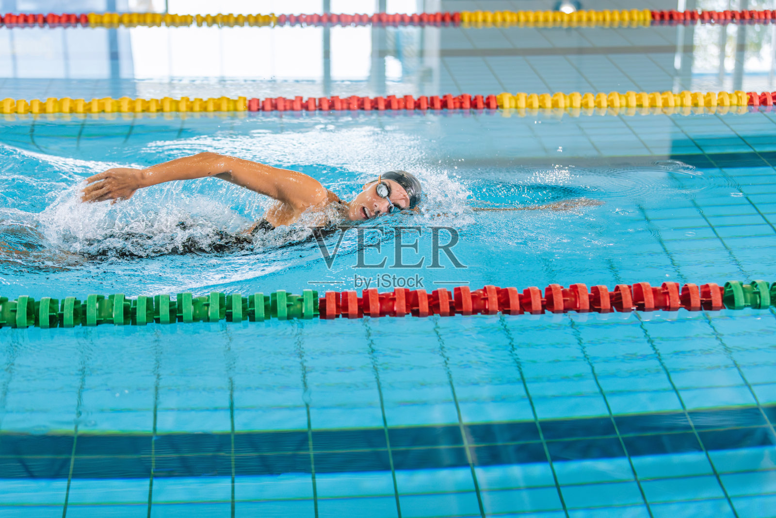职业女游泳运动员游自由泳照片摄影图片