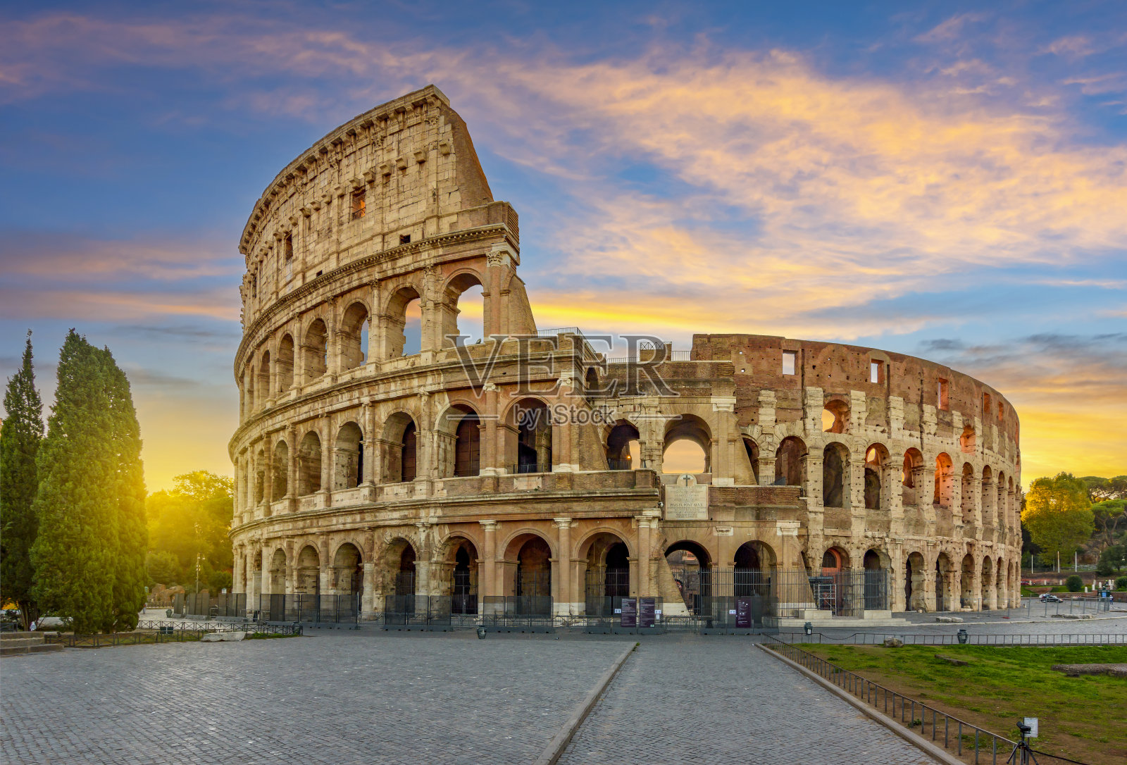 日出时的古罗马斗兽场，意大利罗马照片摄影图片