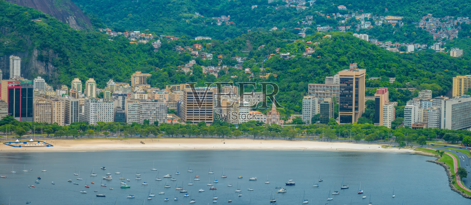 从休格洛夫山顶俯瞰巴西里约热内卢的博塔弗戈海滩照片摄影图片