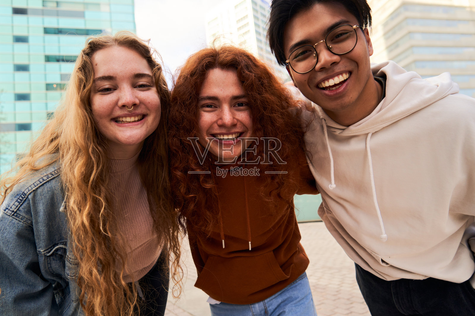 一群学生朋友在户外开心地看着相机微笑。照片摄影图片