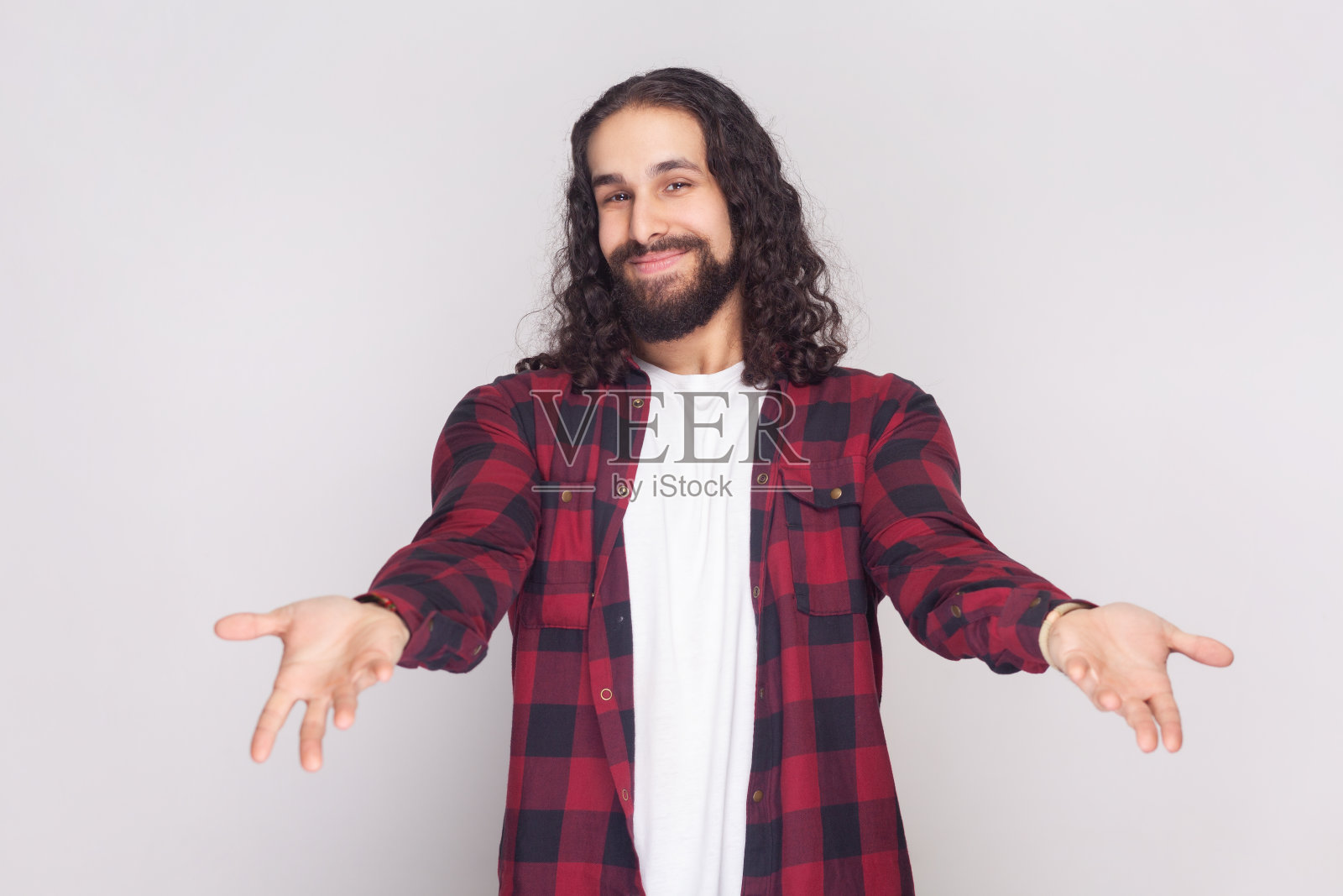 穿着红色格子衬衫的男人张开双手，像是在免费分享，给予慈善照片摄影图片