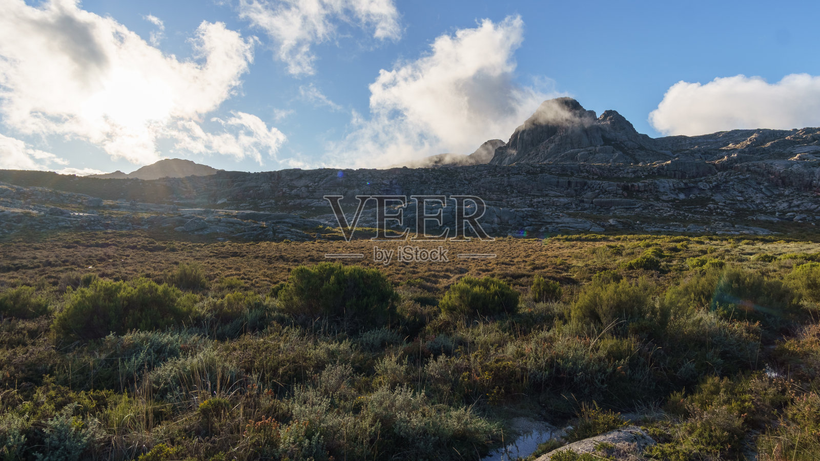 葡萄牙维拉尔达韦加佩内达-热尔斯国家公园的卡巴纳梅达德罗卡尔瓦，在日落的黄金时刻，山顶上的风景照片摄影图片