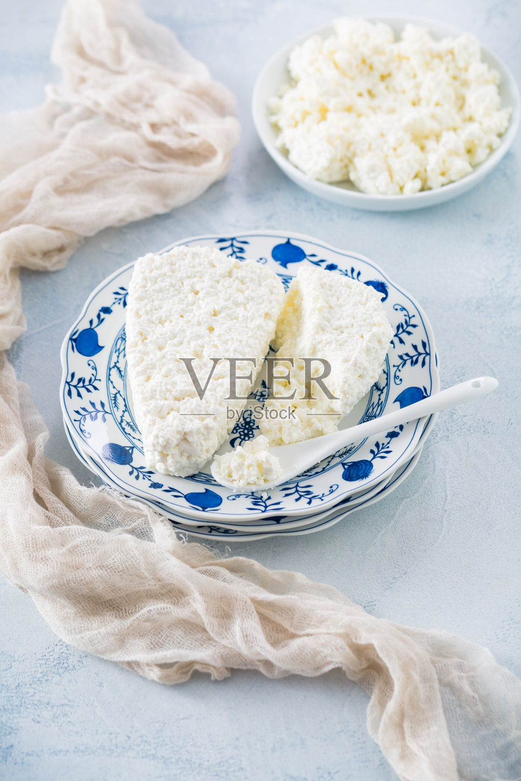 生凝乳奶酪，粒状松软干酪，乳清干酪，农夫奶酪照片摄影图片