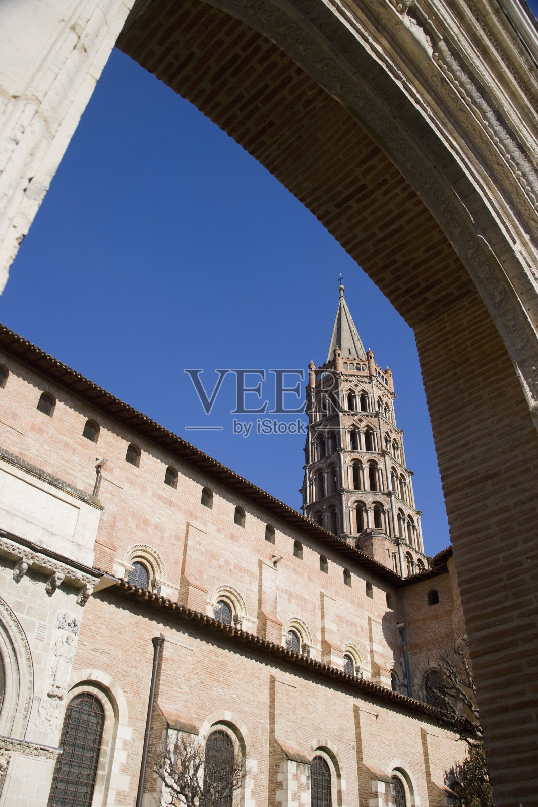 从拱门看砖砌建筑:图卢兹的圣瑟宁大教堂照片摄影图片