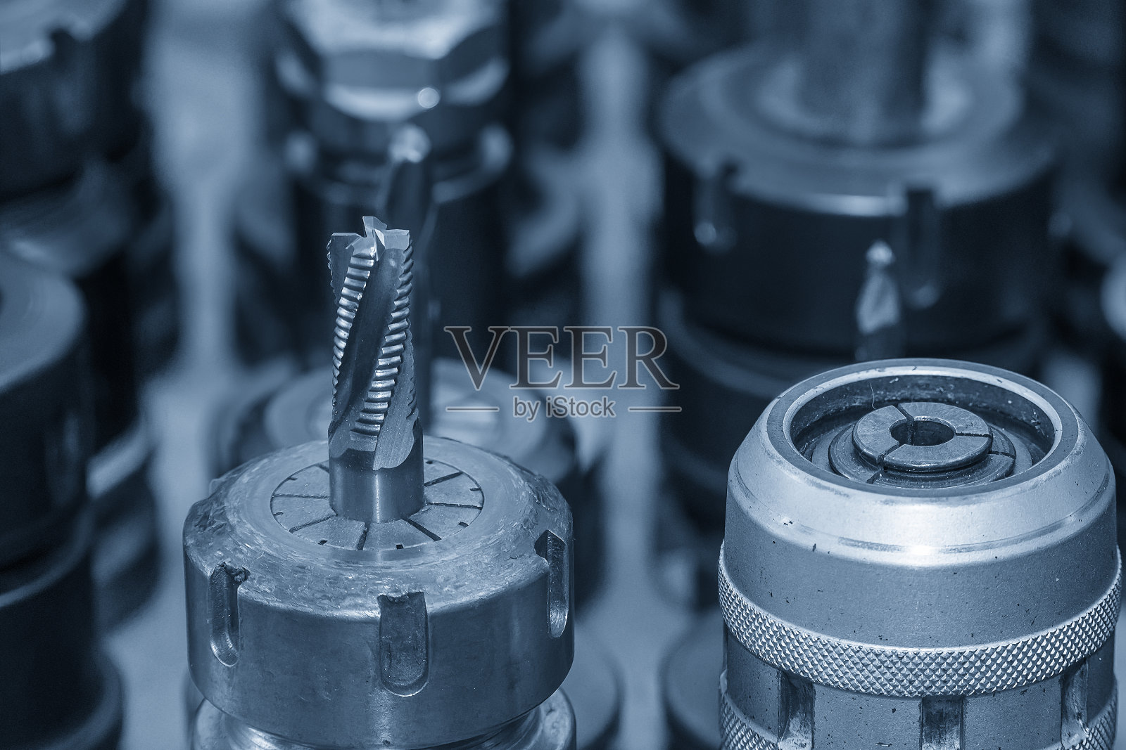 特写场景在浅蓝色场景中使用了粗刀立铣刀。照片摄影图片