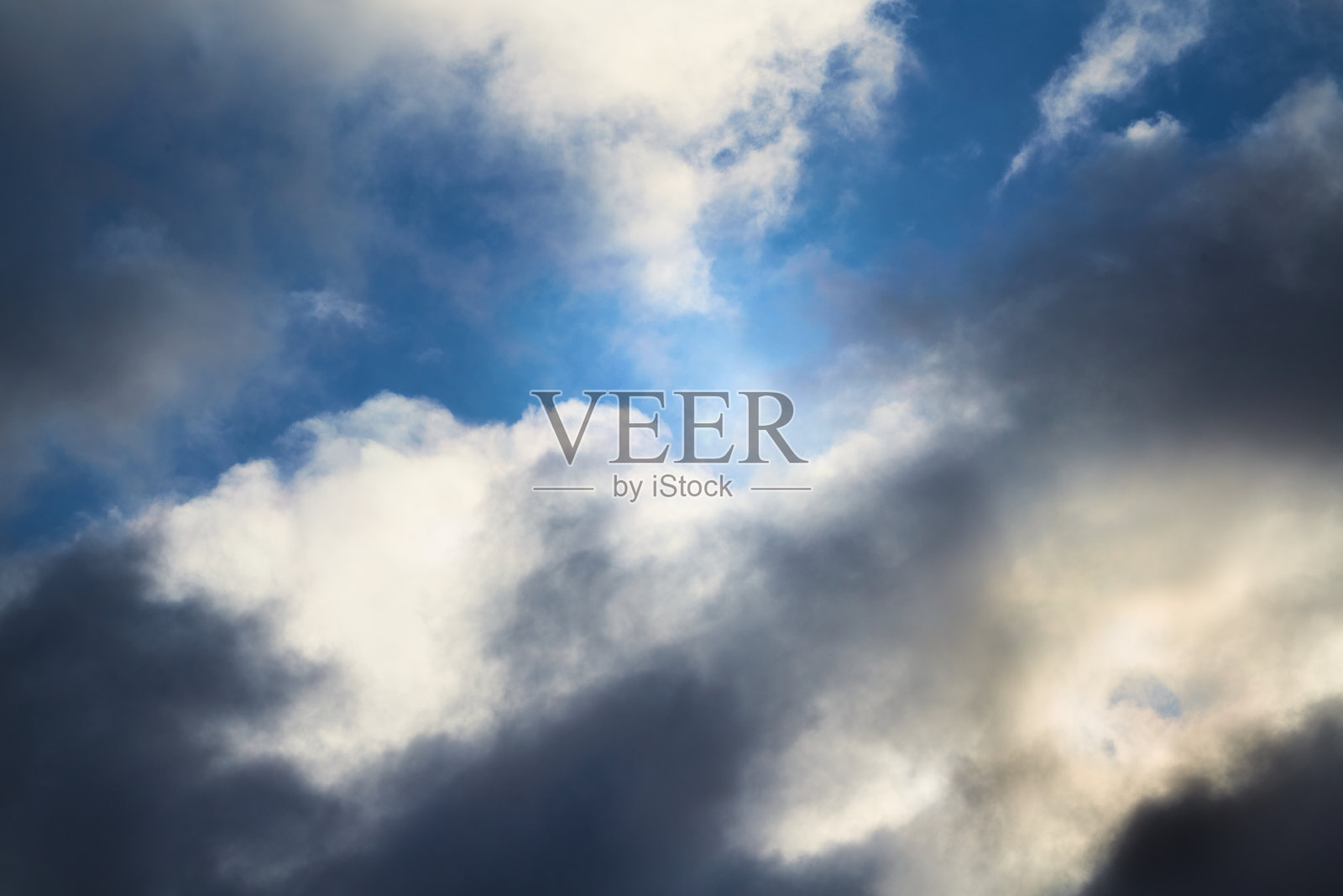 风把天上的云撕破了，云破了一道口子照片摄影图片