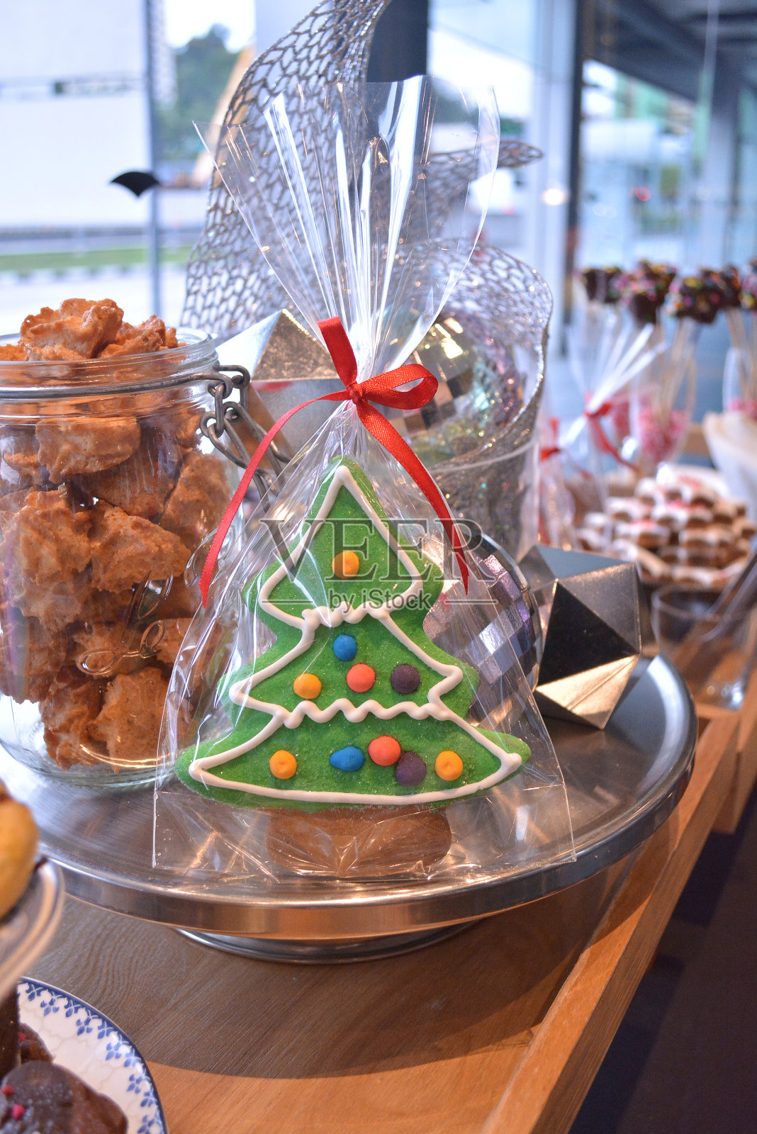 圣诞快乐的季节派对自助餐之夜，在五星级酒店提供糕点原木蛋糕甜品，烧烤烤火鸡，蜂蜜火腿，烤肉牛肉，馅饼，甘薯，管家，饮料和水果照片摄影图片