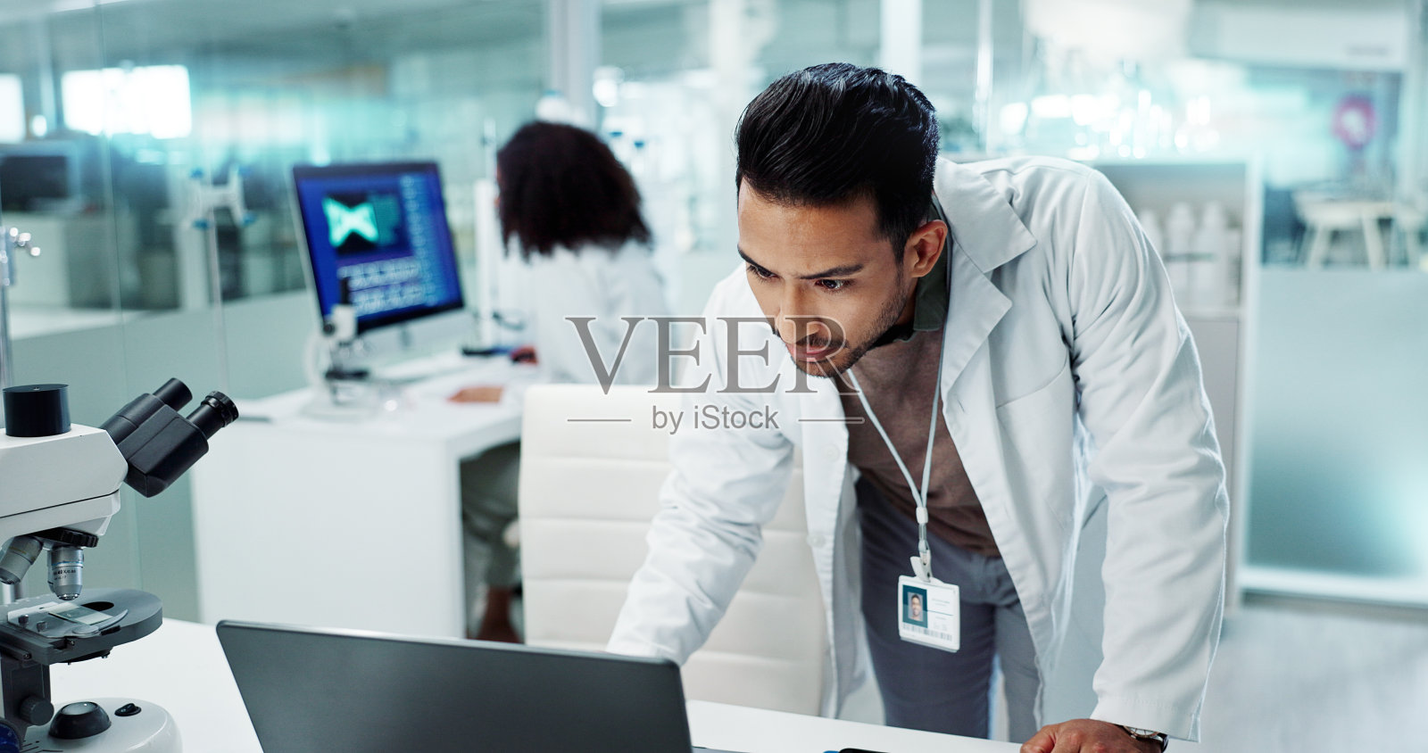 科学家，研究笔记本电脑和平板电脑的实验室测试，DNA分析和医学研究的结果在晚上。认真的人与科学生物技术，数字软件和计算机解决方案照片摄影图片