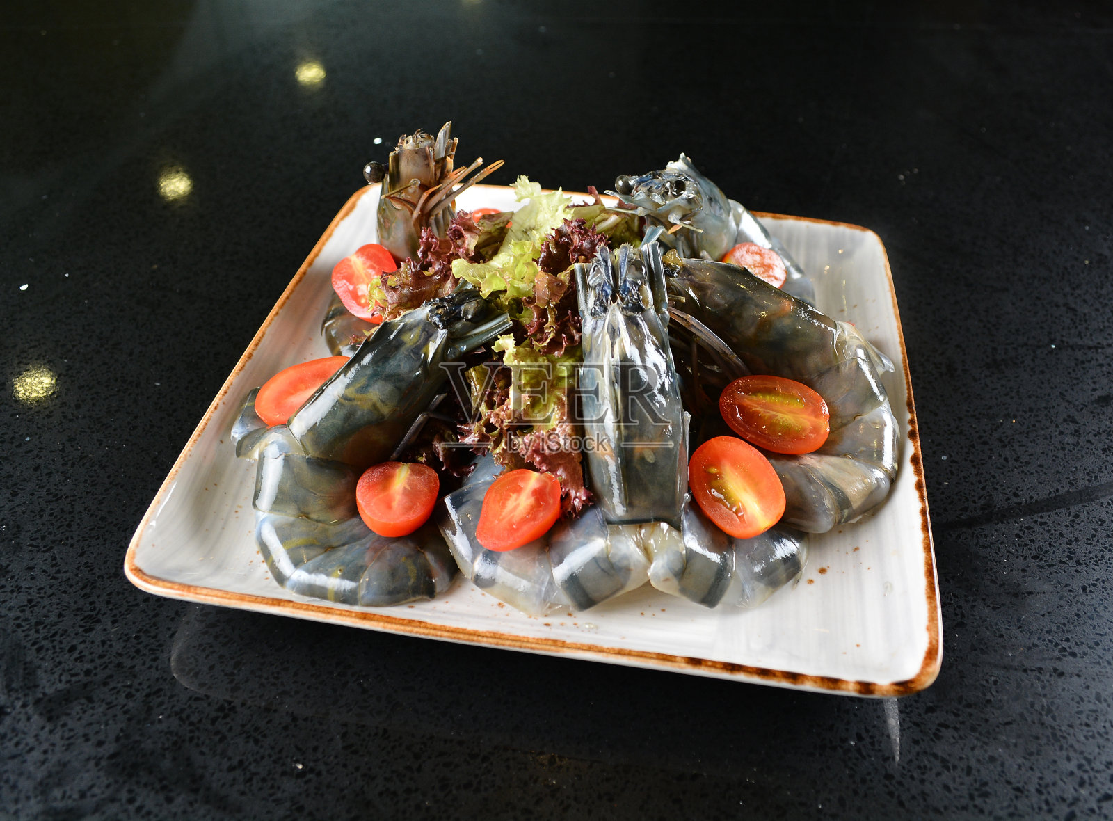 冷混合生肉片拼盘鸡，牛肉，和牛，羊肉，鸭，猪肉在盘蒸船火锅食材黑色大理石桌亚洲清真食品烹饪菜单餐厅照片摄影图片