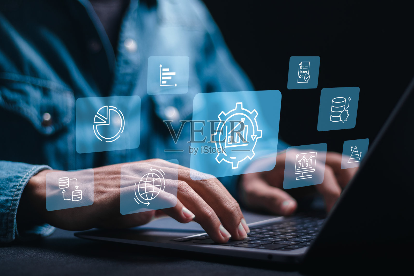 商人使用带有商业分析图标的笔记本电脑进行市场研究概念。投资和财务策略，分析仪表板，业务增长的开发和数据分析。照片摄影图片