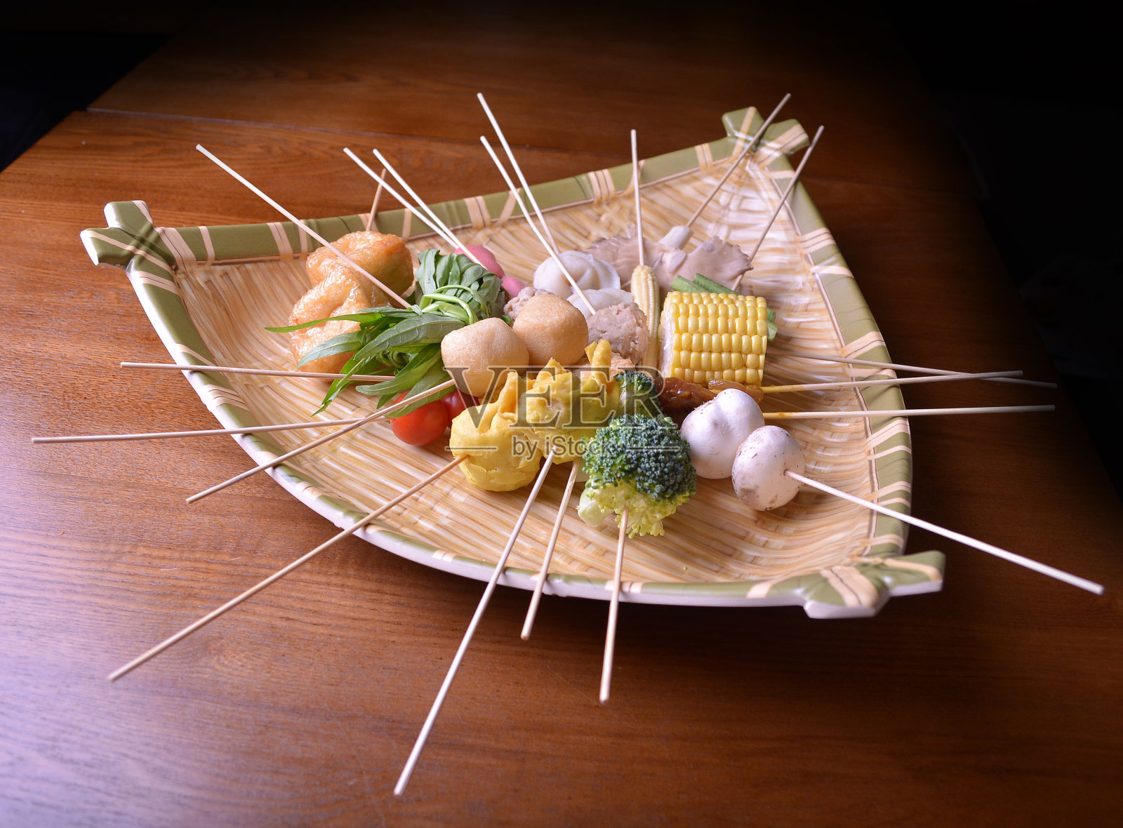 冷拌生肉、海鲜、蔬菜、香菇、沙茶、豆腐、热狗串为lok lok蒸汽船火锅食材篮亚洲清真美食酒店餐厅自助菜单照片摄影图片