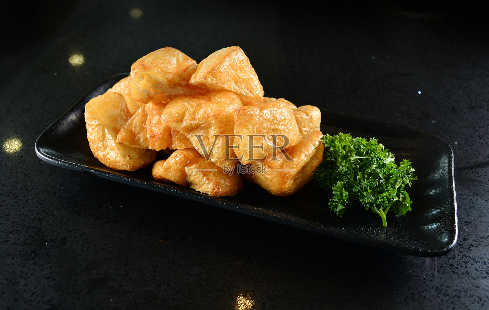 冷混合生肉片拼盘鸡，牛肉，和牛，羊肉，鸭，猪肉在盘蒸船火锅食材黑色大理石桌亚洲清真食品烹饪菜单餐厅照片摄影图片