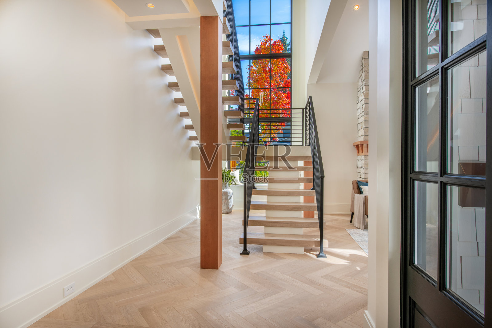 美丽的模型展示了一个专业的舞台和装饰住宅的内部和外部。照片摄影图片