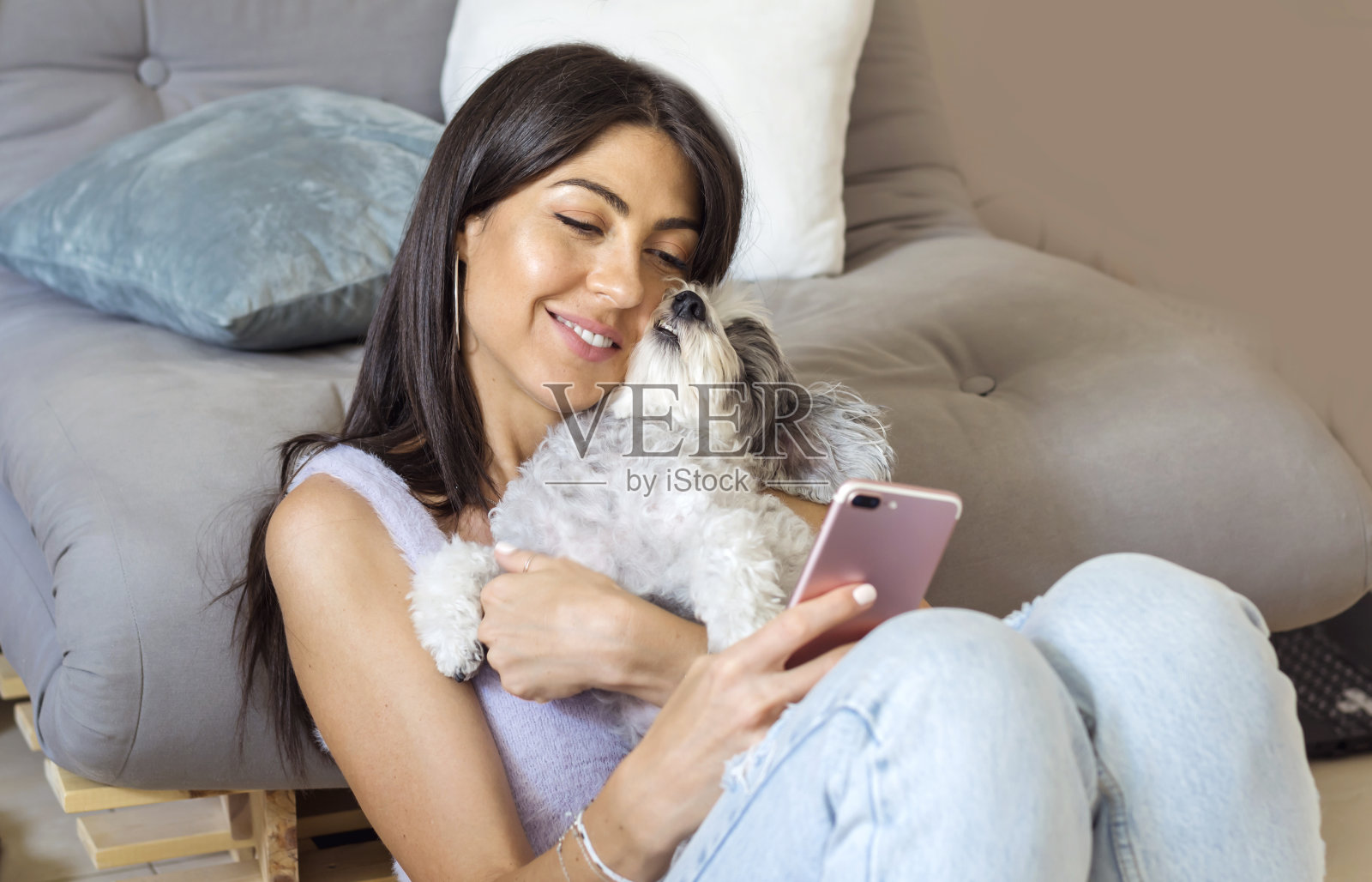 微笑的女人在家里用手机照片摄影图片
