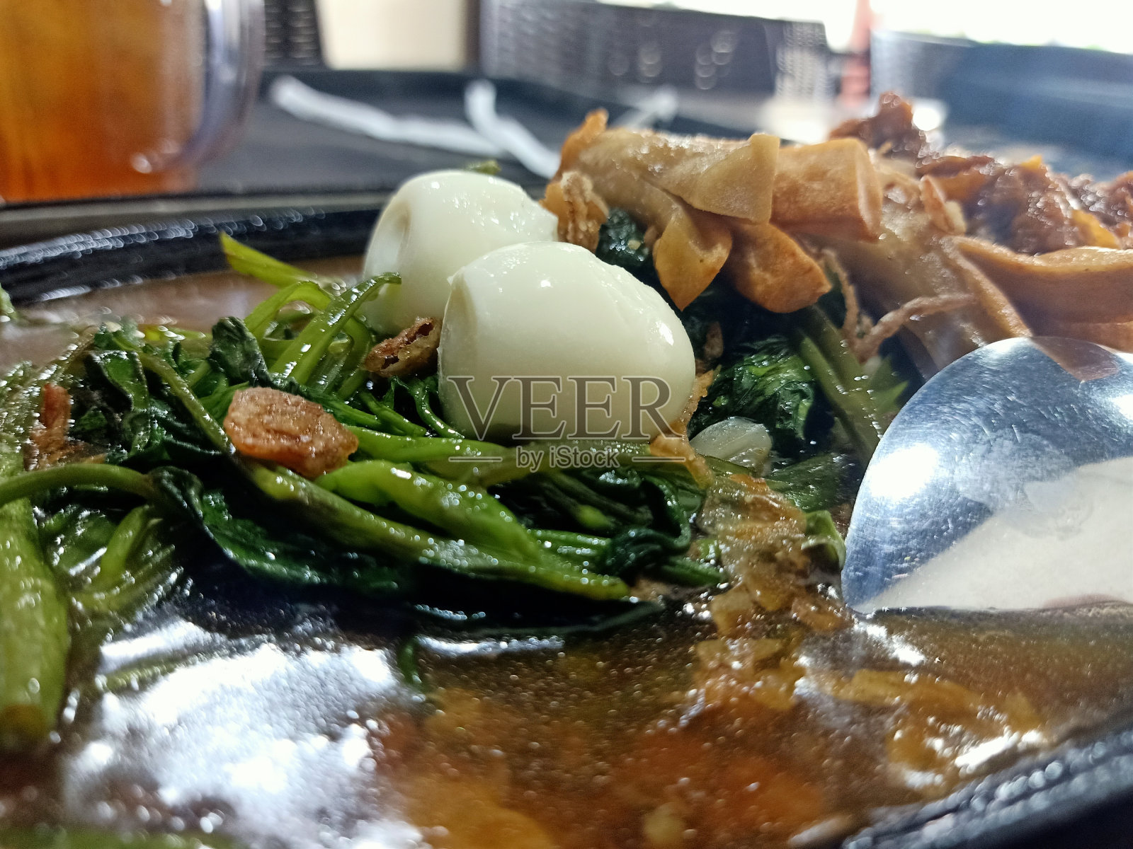 羽衣甘蓝拌面和两个鹌鹑蛋照片摄影图片