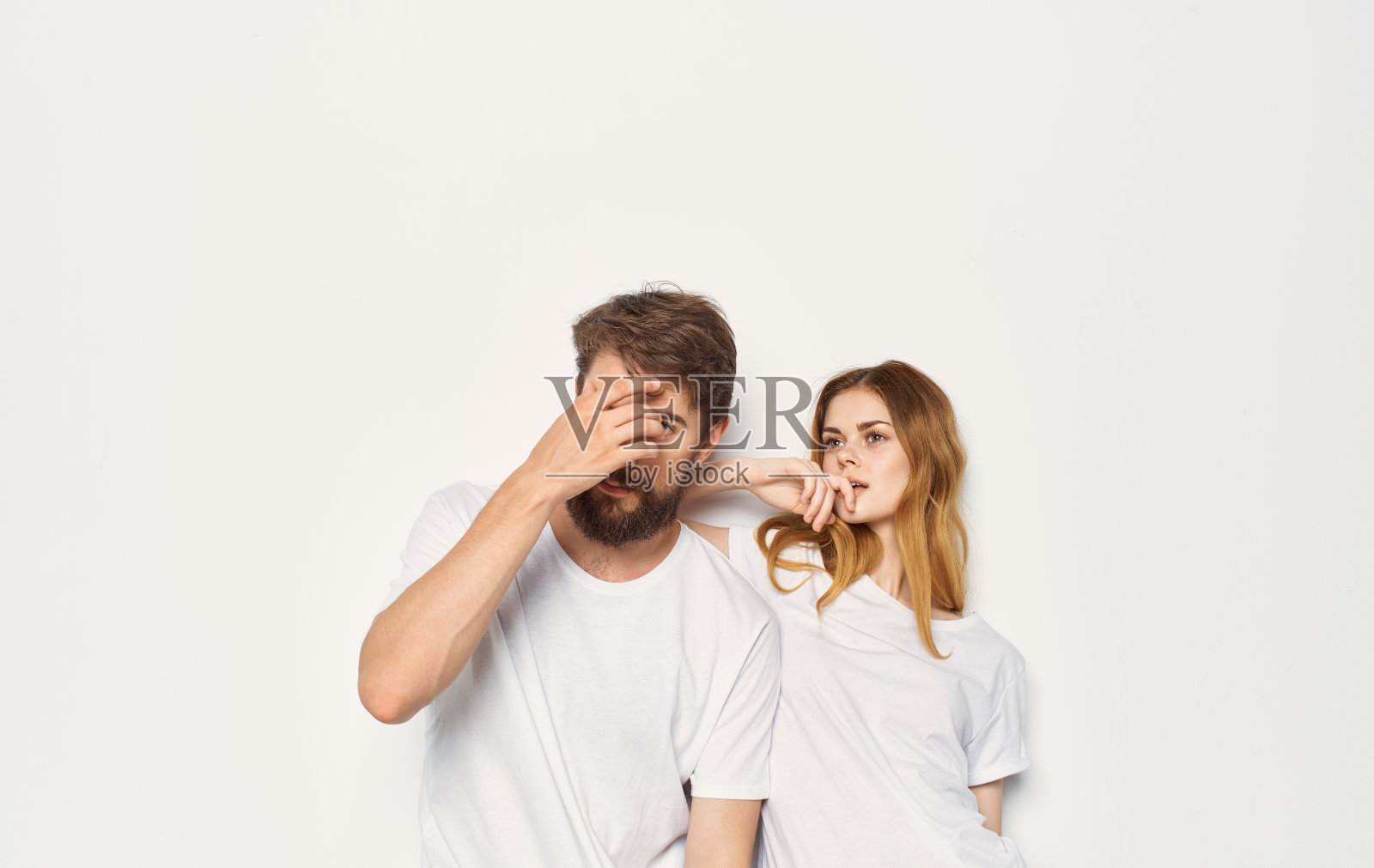 可爱的年轻夫妇在白色t恤和牛仔裤拥抱情感孤立的背景照片摄影图片