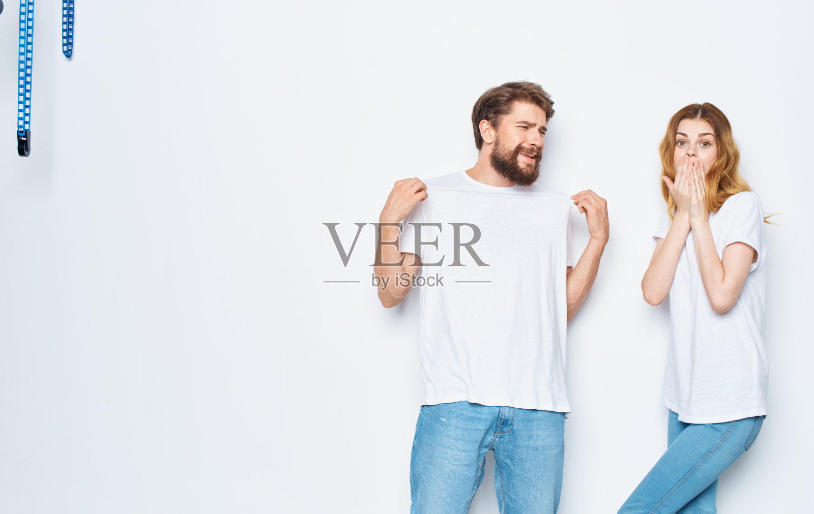 穿着牛仔裤和t恤的快乐男女在浅色背景裁剪的视图中照片摄影图片