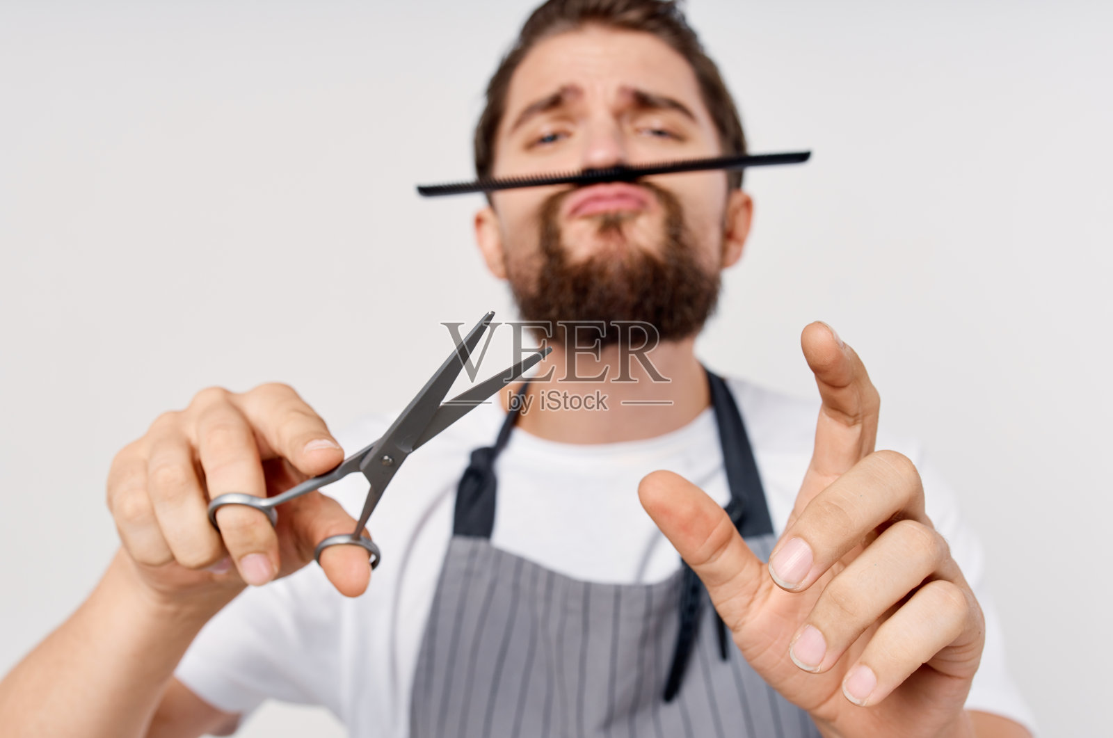 理发店模特男灰色围裙胡子发型照片摄影图片