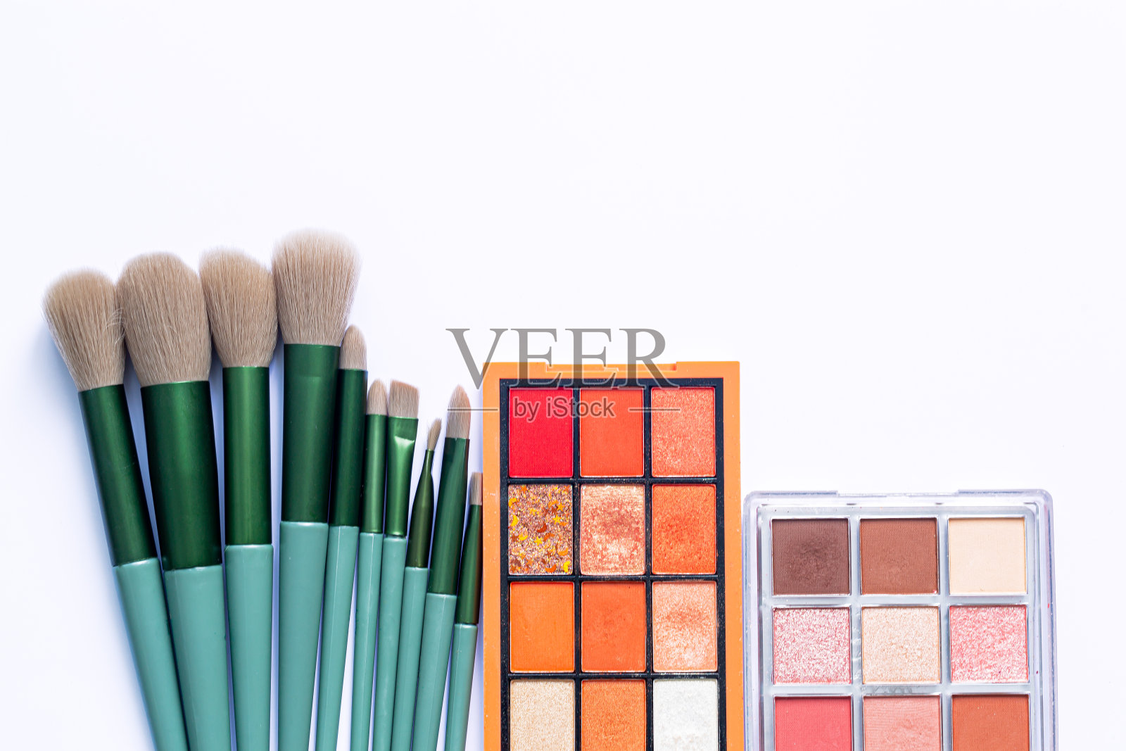 转换和化妆化妆品，多尺寸的脸化妆转换器和多色桌面化妆套件。照片摄影图片