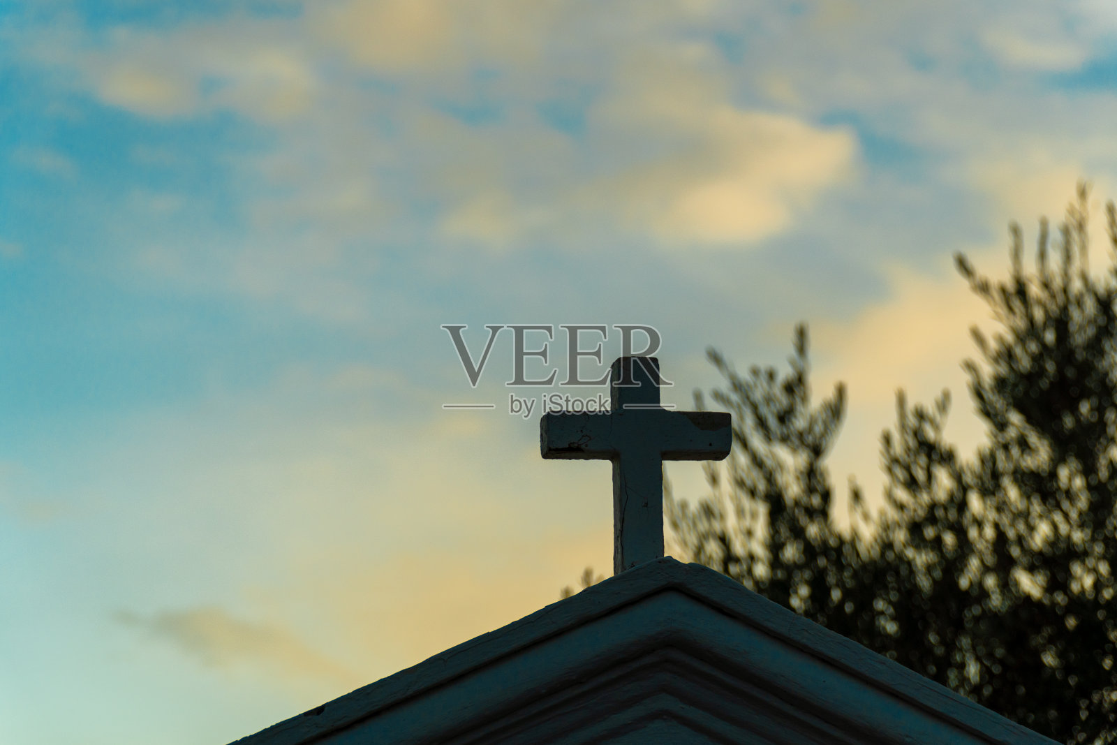 在多云的天空下交叉，背光照片摄影图片