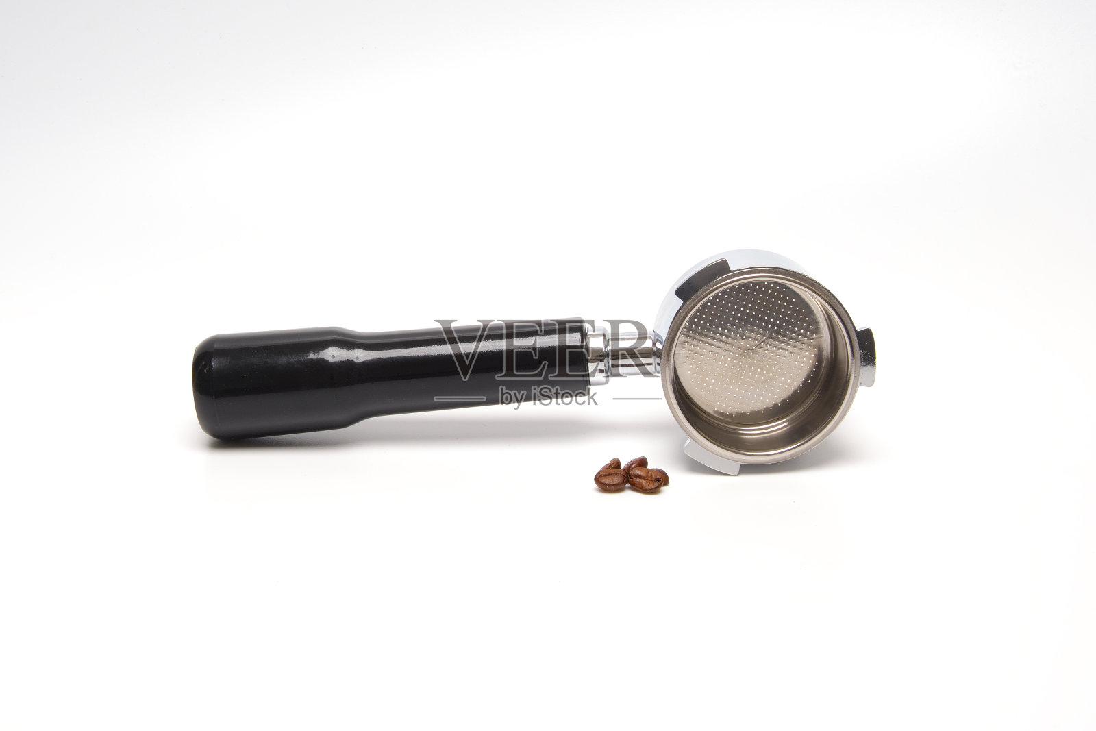 在孤立的白色背景上，咖啡过滤器和烤咖啡豆。照片摄影图片