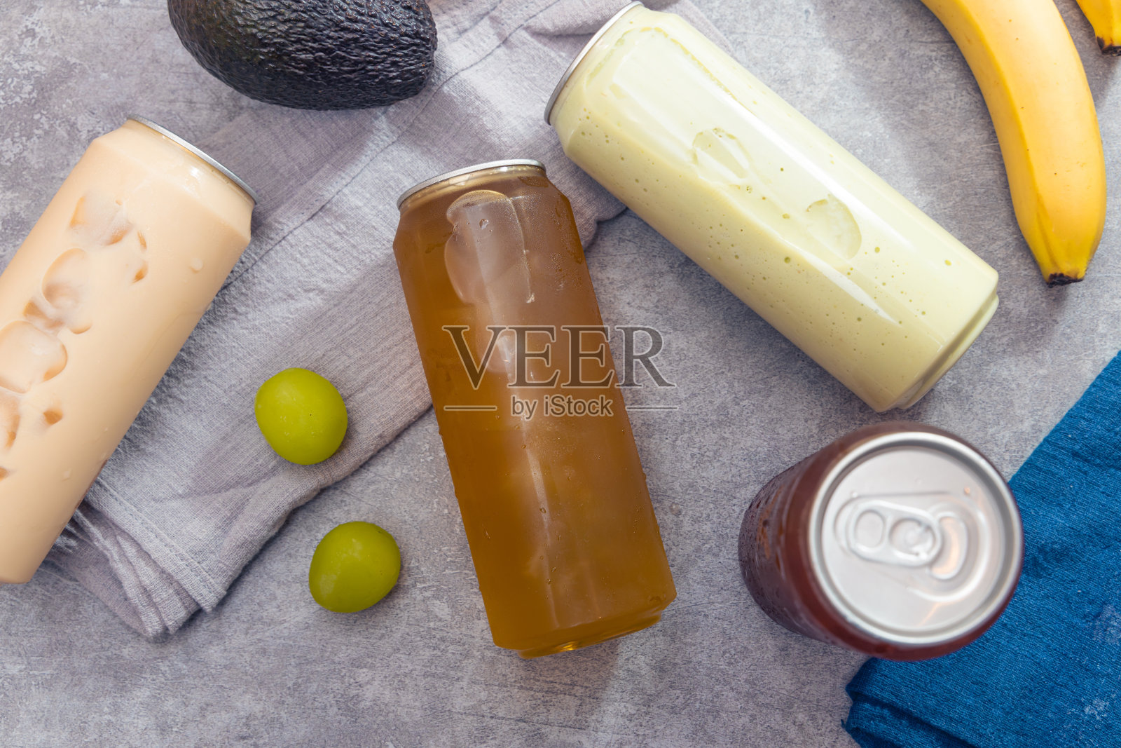 香蕉、牛油果和酸奶的健康奶昔，灰色背景。照片摄影图片