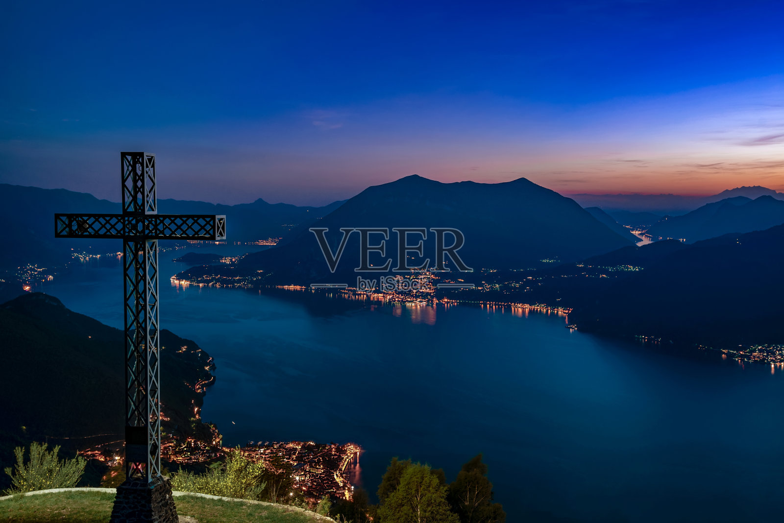 在山顶上交叉照片摄影图片