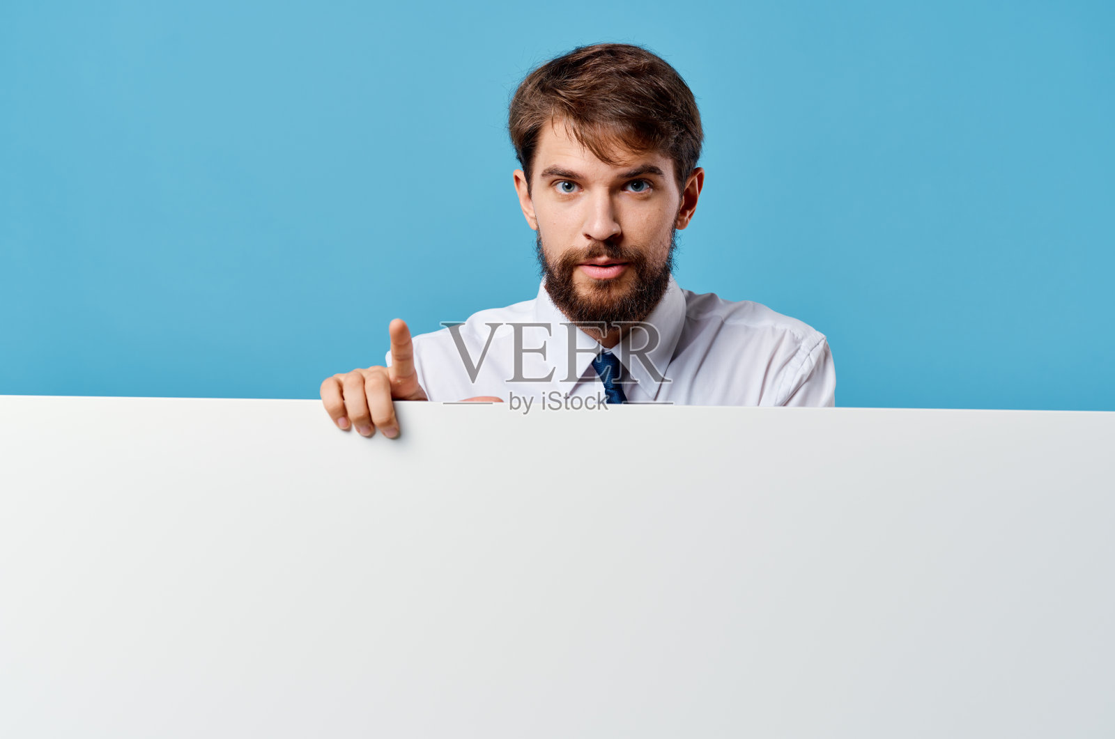 男子在衬衫与领带白色模拟广告演示蓝色背景复制空间照片摄影图片