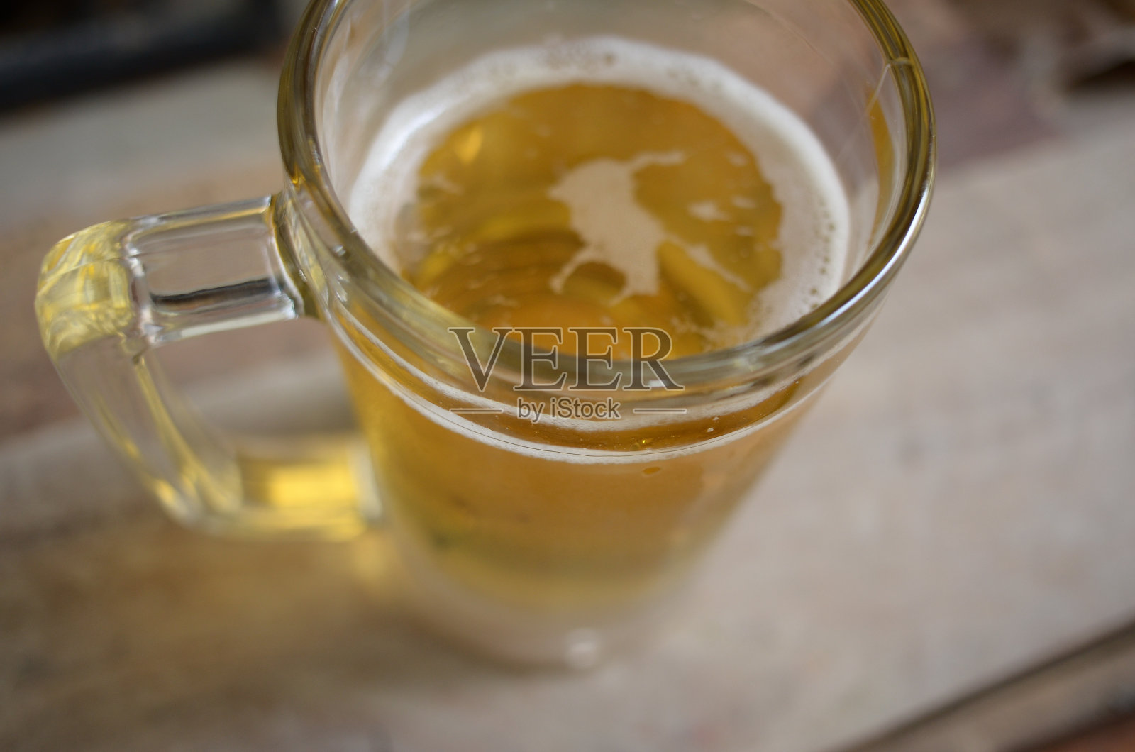 一杯冰镇精酿啤酒照片摄影图片