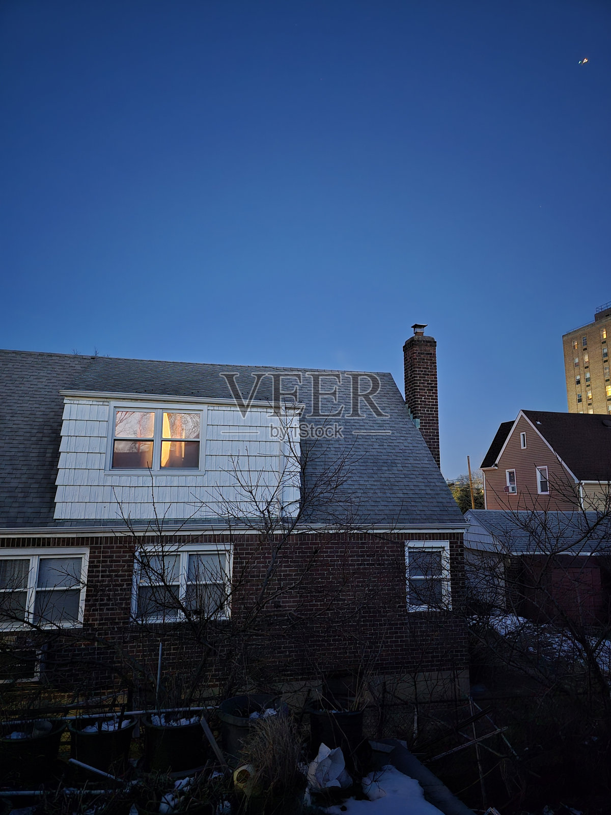 晚上在家。照片摄影图片