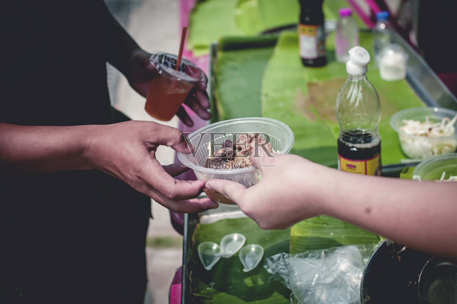 免费提供食物的概念:志愿者为穷人提供食物照片摄影图片