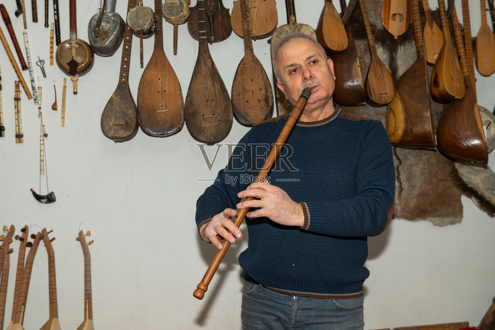 男子演奏木管乐器木管。土耳其名kaval照片摄影图片