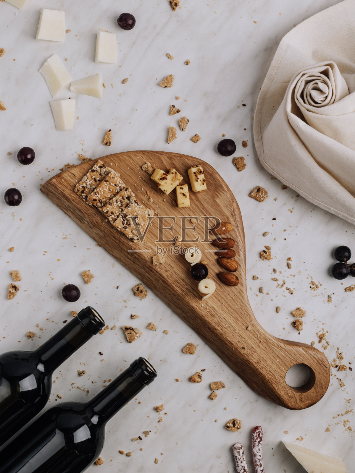 装饰有小吃和酒的木制盘子照片摄影图片