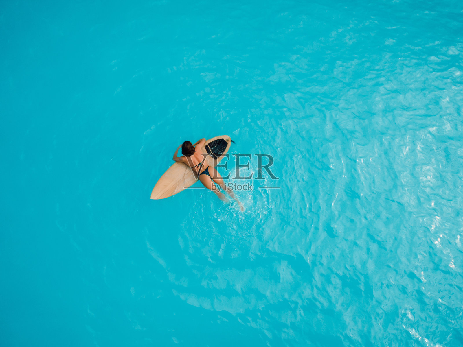 性感的冲浪女孩在比基尼和冲浪板在海洋。鸟瞰图照片摄影图片