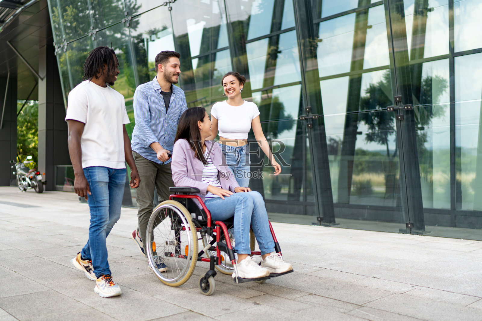 不同的朋友在城市里散步照片摄影图片