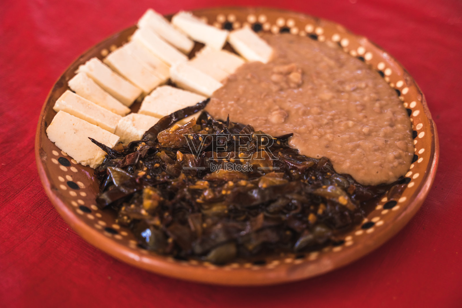 卡彭辣椒，墨西哥米却肯州的典型食物，搭配牧场奶酪和豆类。照片摄影图片