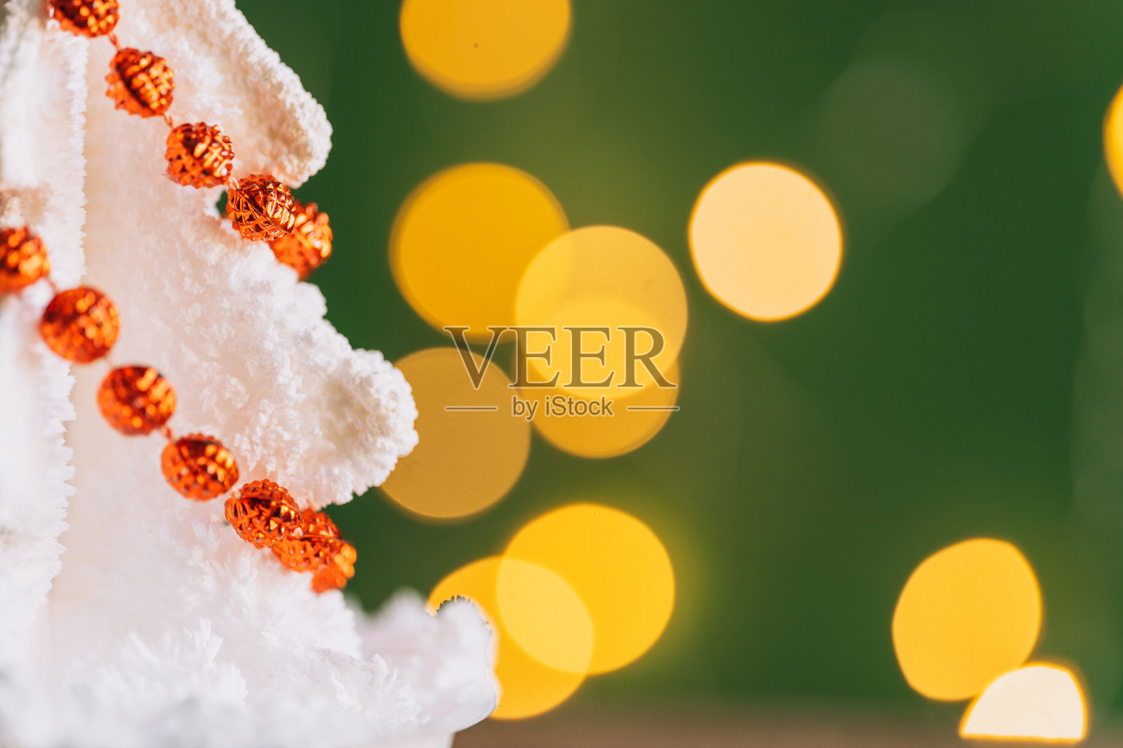 白色水晶种植圣诞树形状与红色珠子照片摄影图片