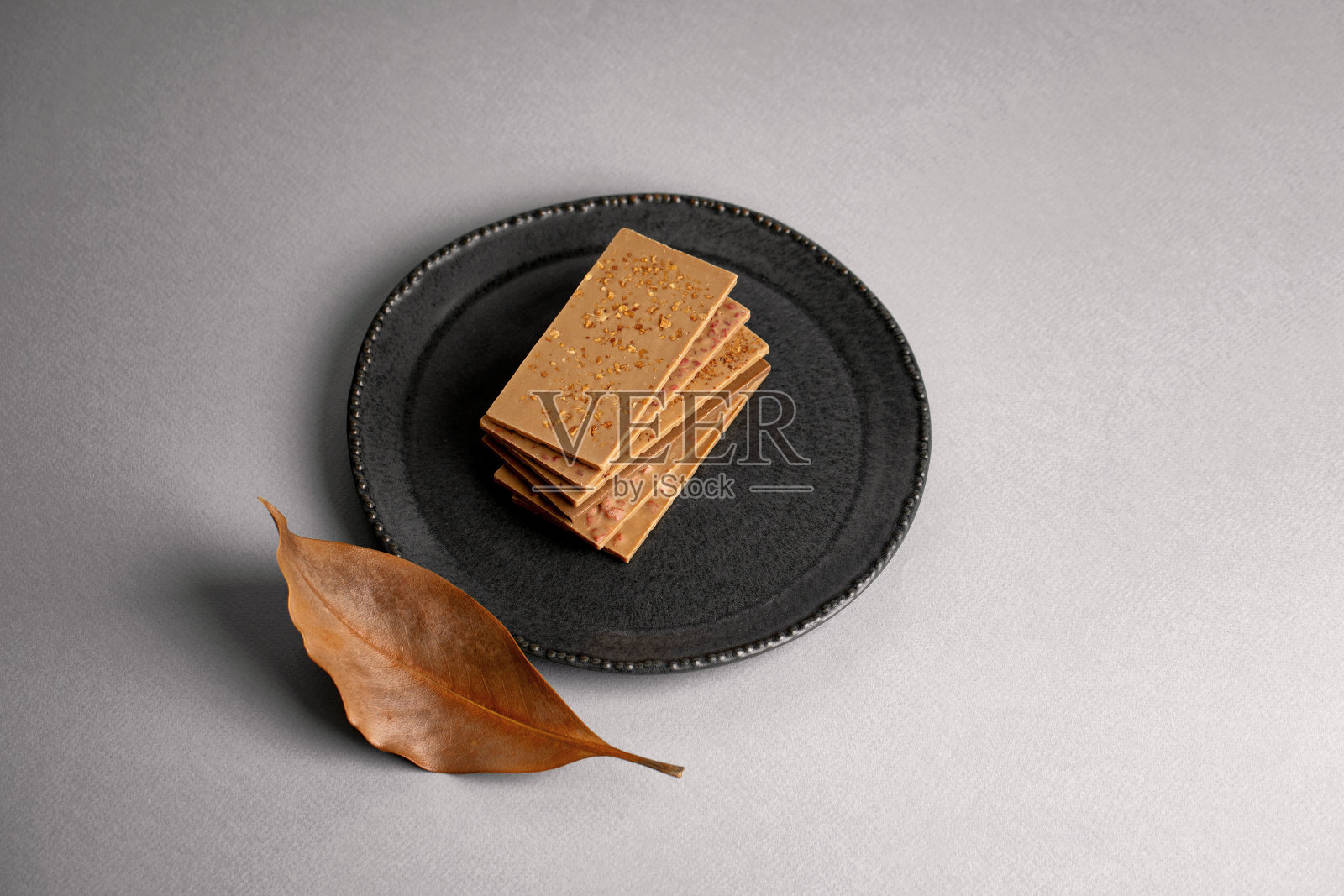 白巧克力块堆叠在盘子里。复制空间文本区照片摄影图片