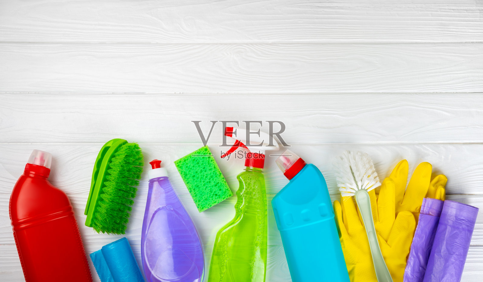 清洁服务理念。家庭清洁产品的背景。装有家用化学品的桶。家庭或办公室清洁用品。早春定期大扫除。本空间照片摄影图片