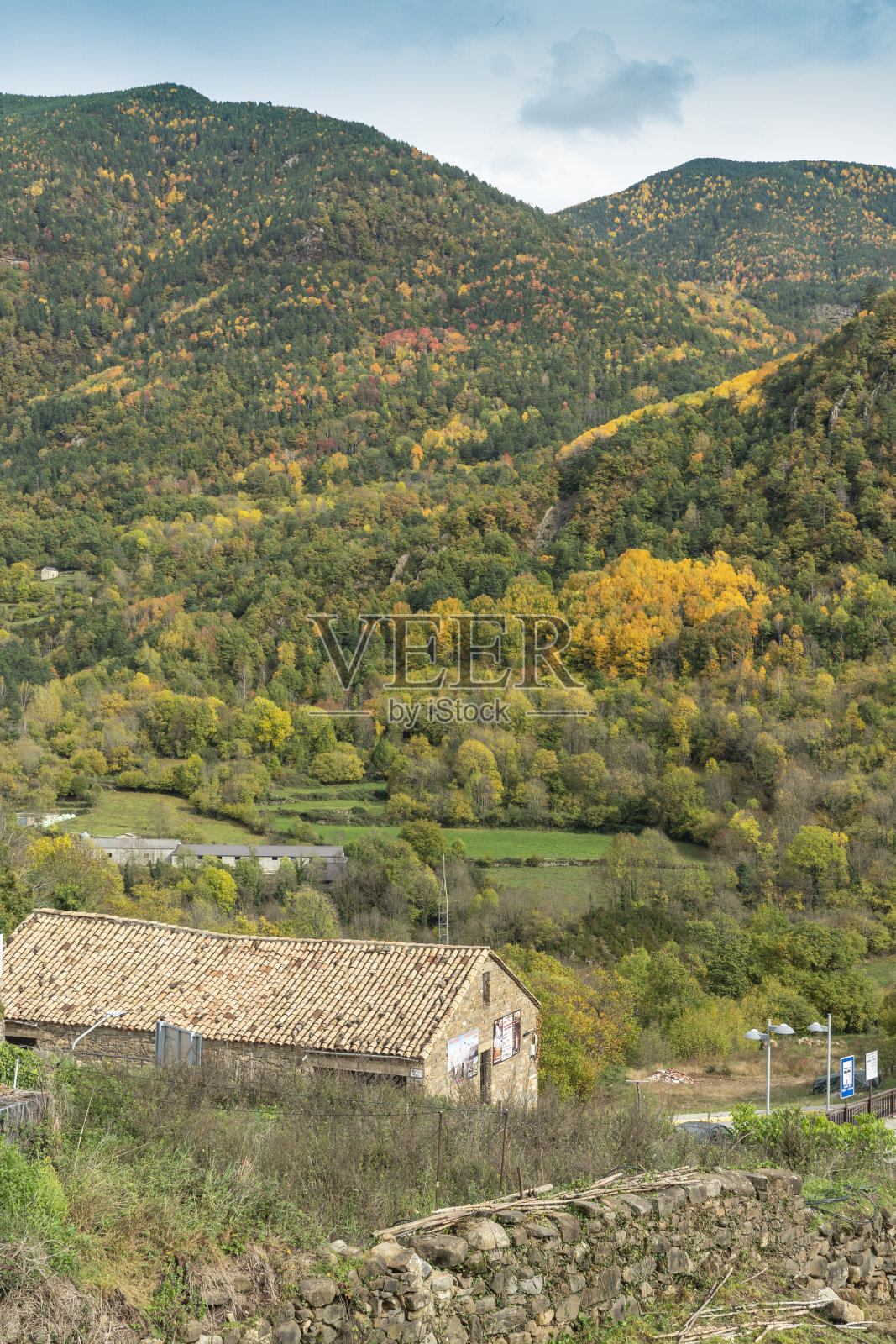 奥尔德萨山谷的壮观景色与秋天的颜色。西班牙阿拉贡韦斯卡的奥尔德萨和蒙特佩尔迪多国家公园照片摄影图片