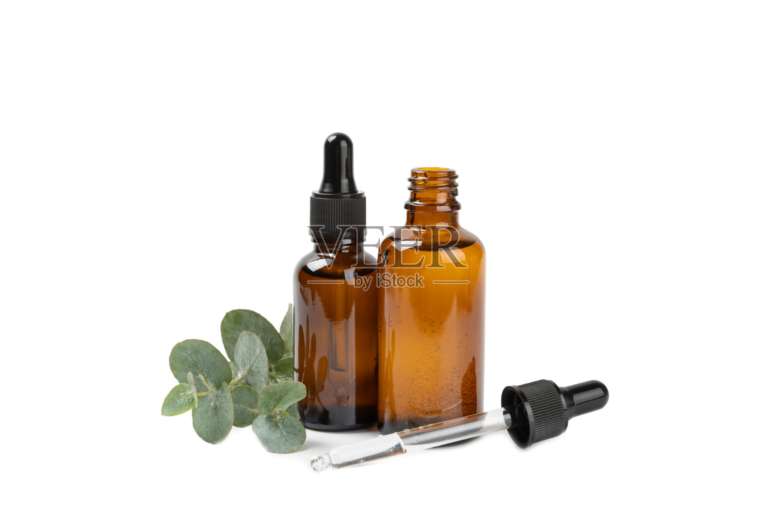 桉树精油在一个玻璃瓶子与绿色桉树叶子纹理木制背景。芳香疗法的概念。水疗中心。天然有机成分，用于化妆品和身体护理。本空间照片摄影图片