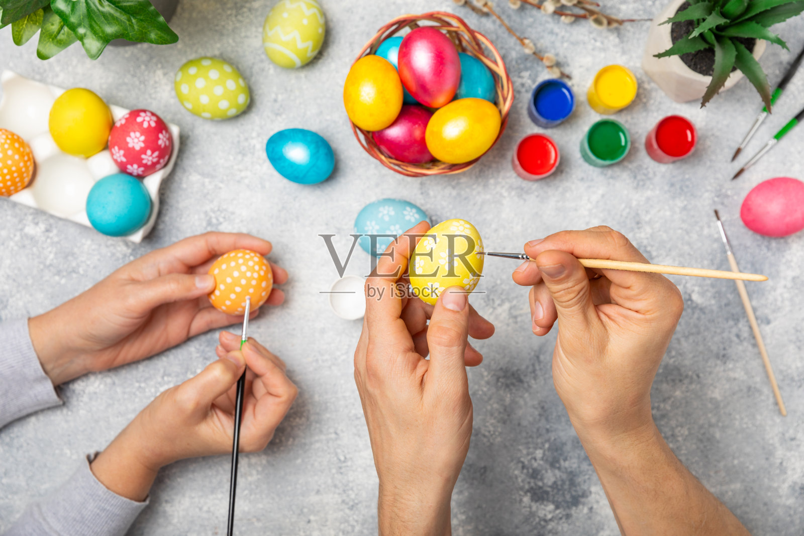 在厨房桌子上画复活节彩蛋。复活节快乐庆祝概念。五颜六色的彩蛋，图案各异。颜料，为节日彩蛋上色的装饰品。创造性的背景。本空间照片摄影图片