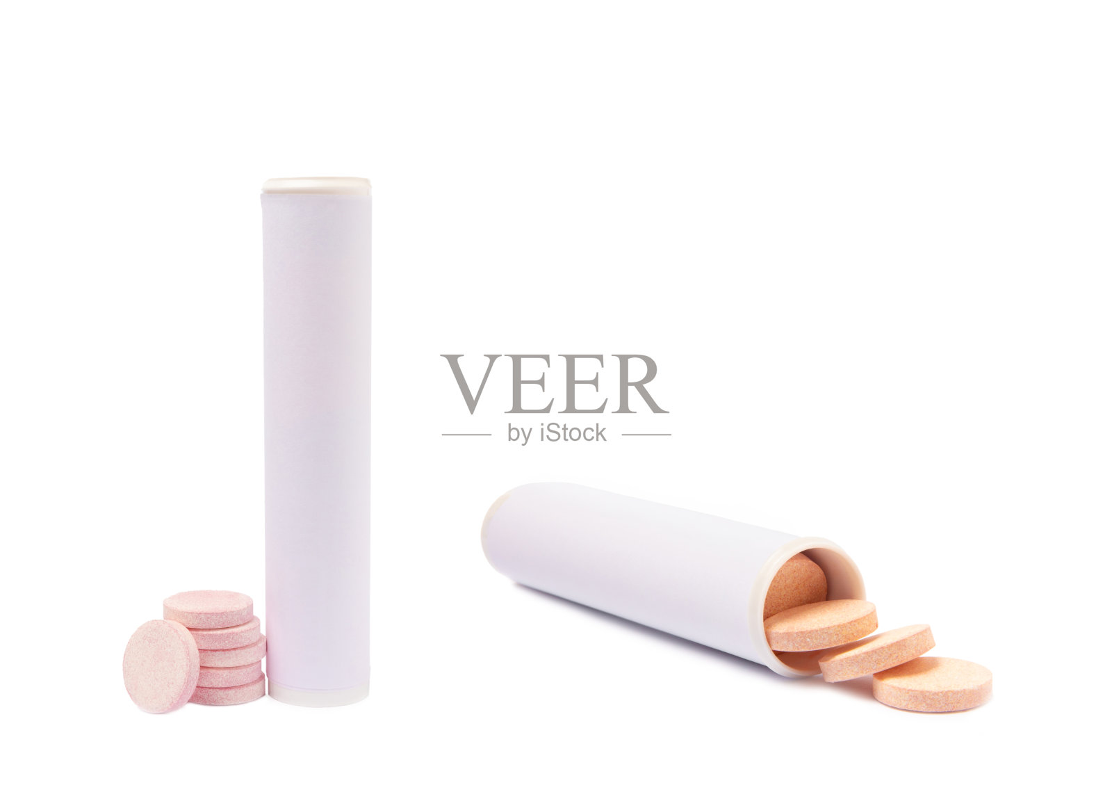 橙味维生素C泡腾片滴入杯中，在白色背景中溶解。健康的概念。医学概念。照片摄影图片