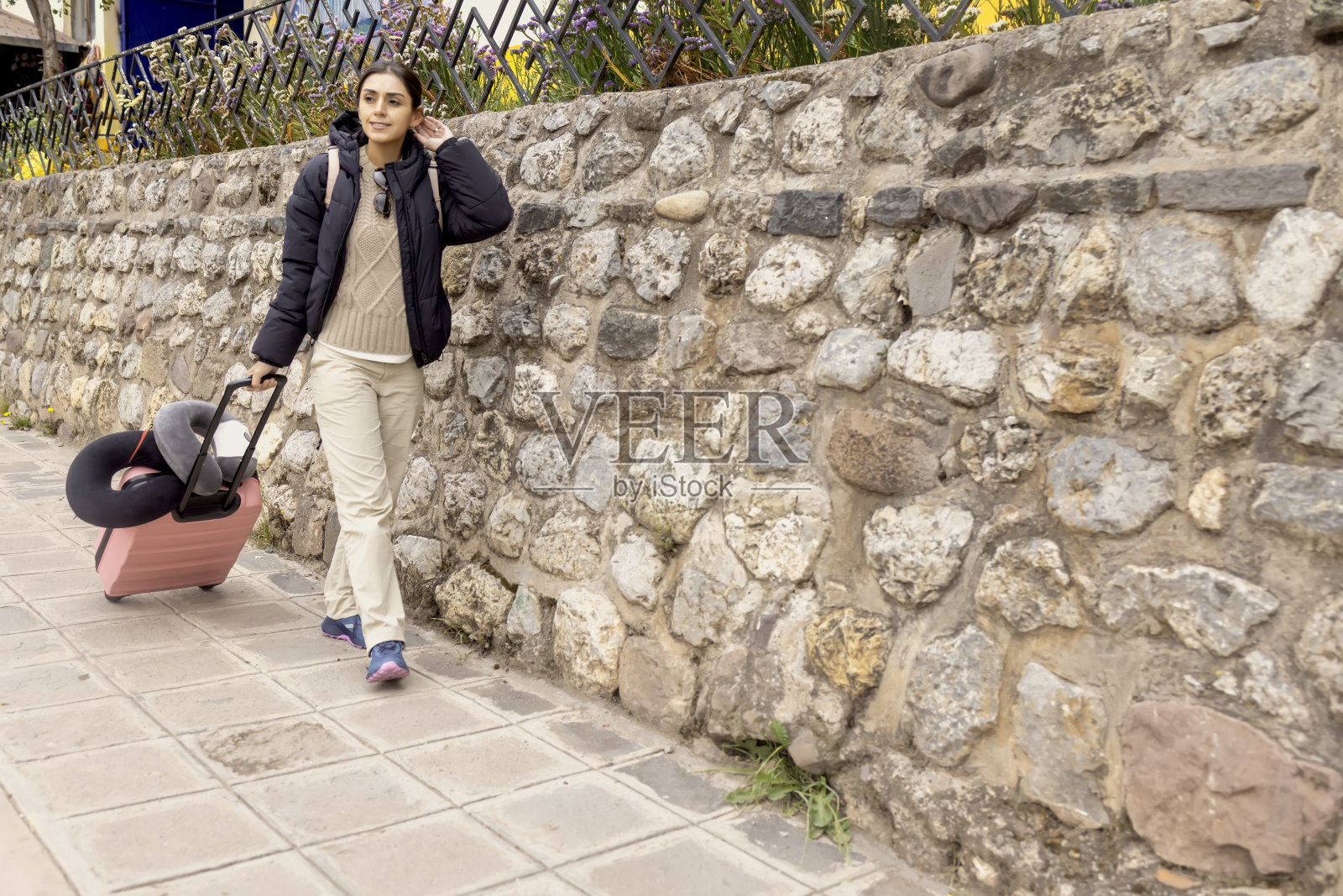 行走在秘鲁库斯科的妇女。照片摄影图片